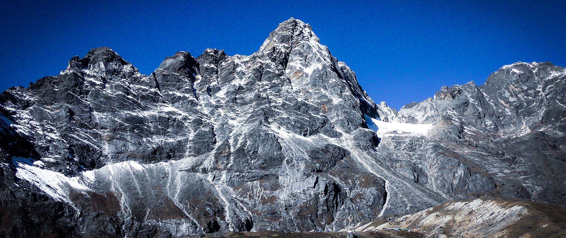 Arakam Tse and Dzongla village on the Everest Three Passes Trek